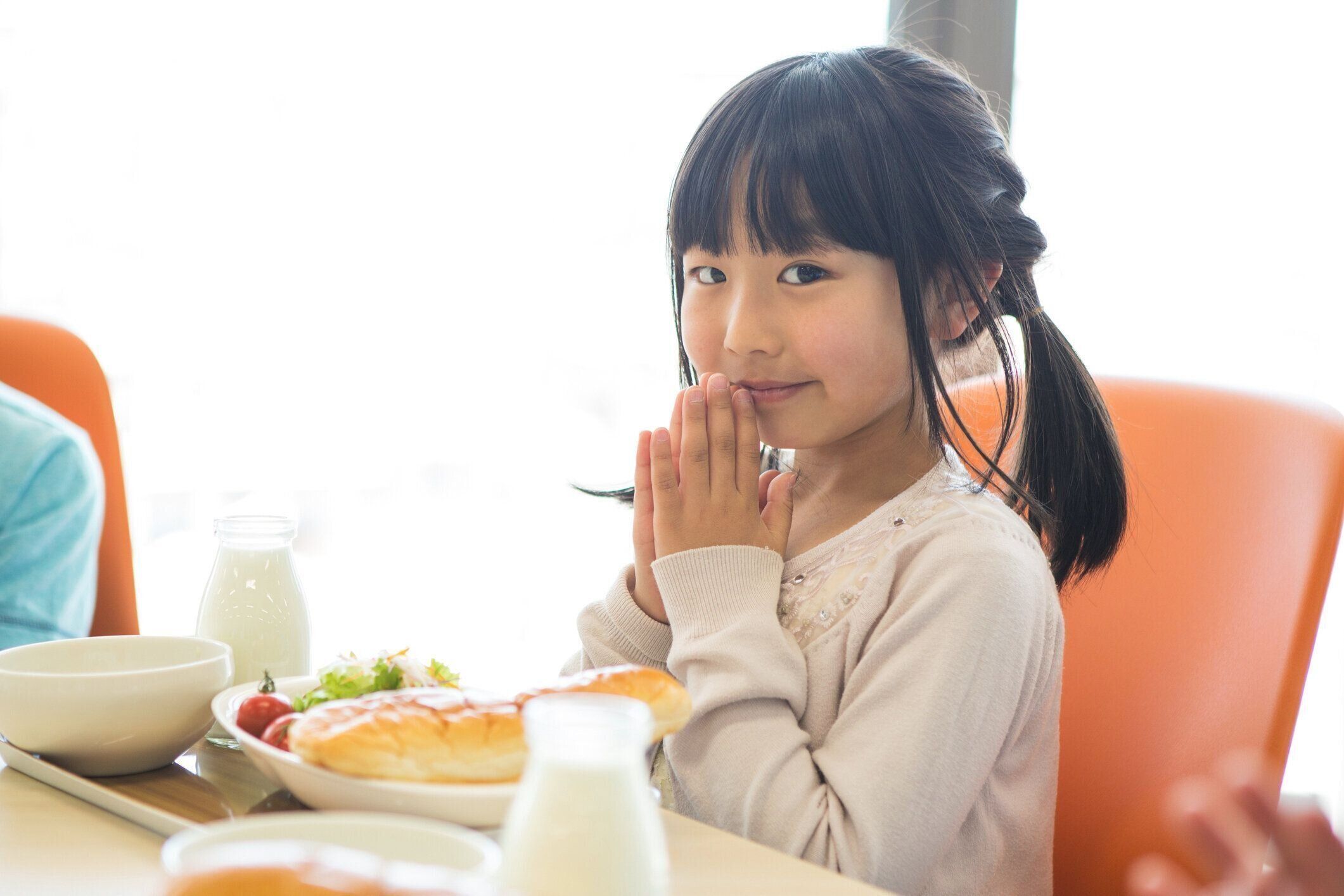 給食を食べる小学生