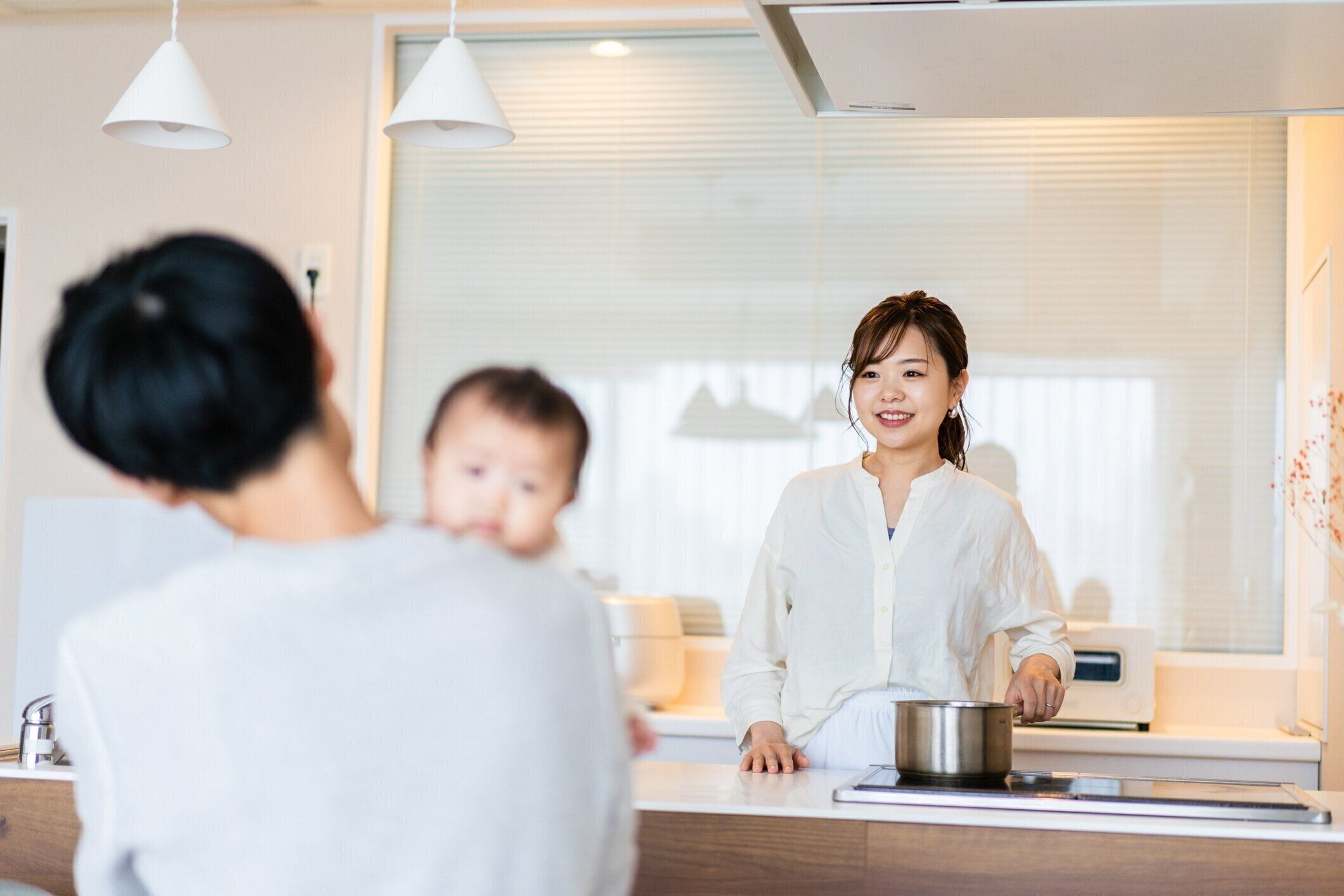 育児や家事を分担する若い家族