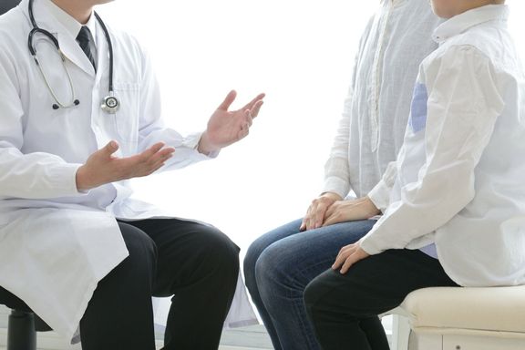 親と話す小児医師