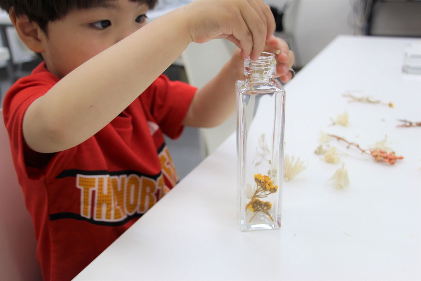 Snsで爆発 ママたちに大人気のハーバリウムは子どもの手作り体験にぴったり 4歳児と育児雑誌編集者が挑戦 たまひよ Snsで爆発 ママたちに大人気のハーバリウムは子どもの手作り体験にぴったり 4歳児と育児雑誌編集者が挑戦 たまひよ