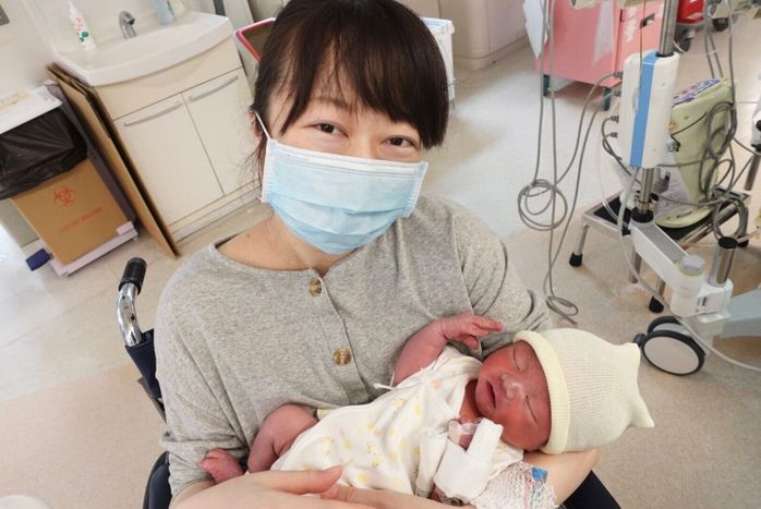 出産直後のあいりさんと息子さんの写真