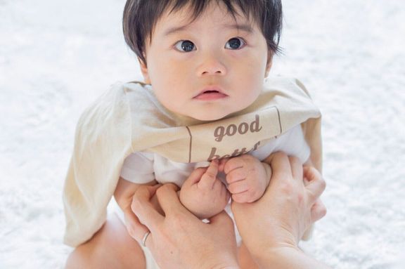 【かぶるタイプの肌着・ウエア お着換えのコツ・3】腕を「W」の形にすると袖が通しやすい!