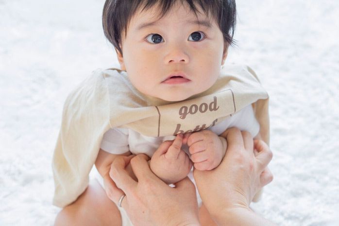 【かぶるタイプの肌着・ウエア お着換えのコツ・3】腕を「W」の形にすると袖が通しやすい!