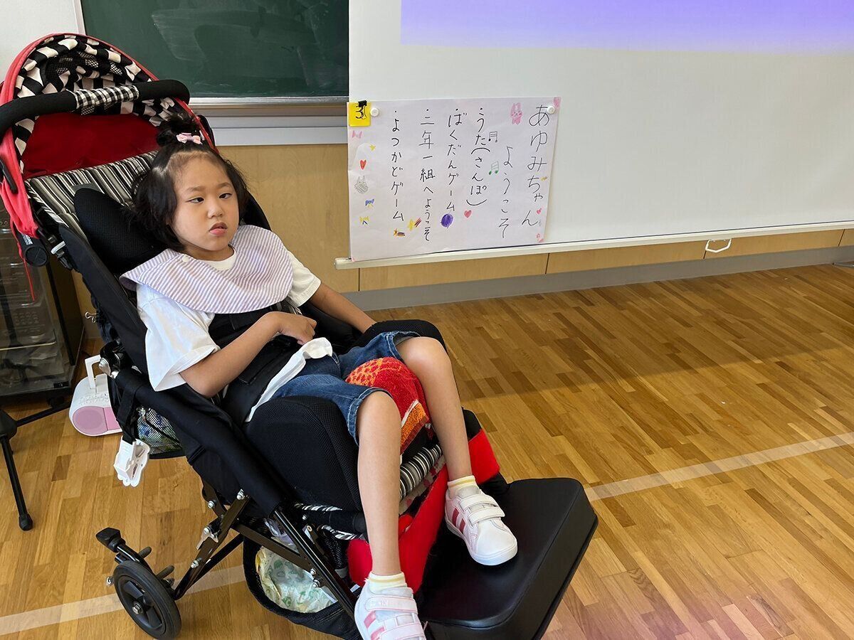 地元の小学校に登校したときの歩美ちゃん（※小学校の了承を得て撮影・掲載しています）