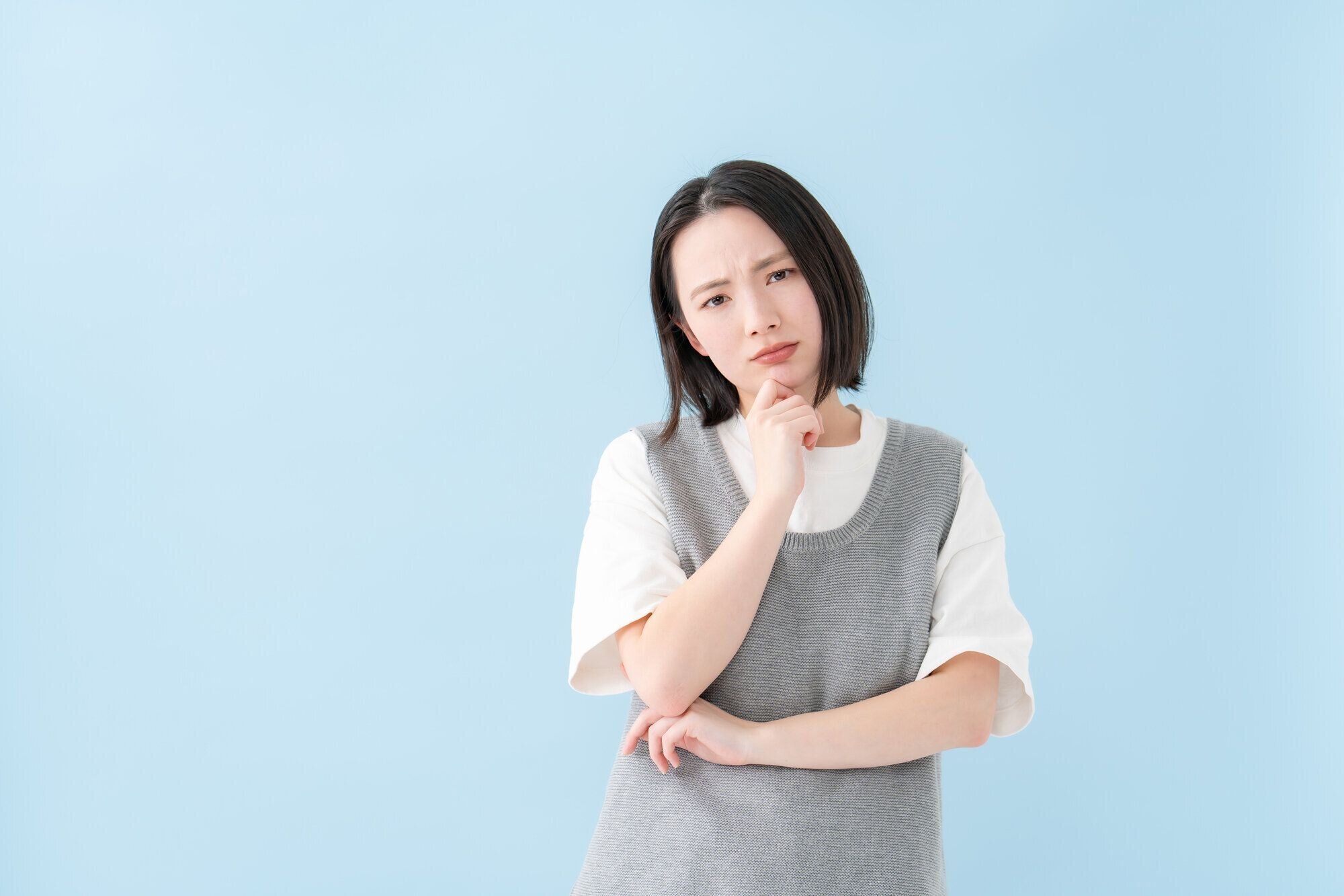 悩む女性