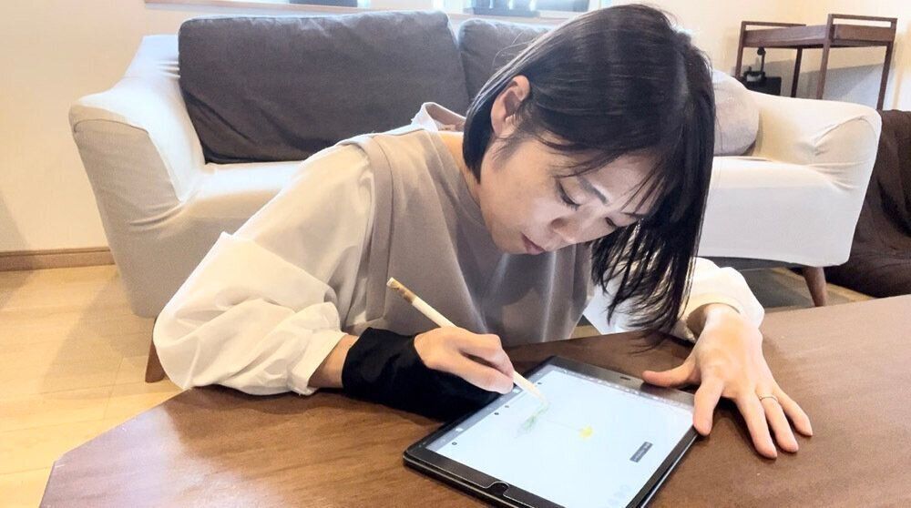 絵本制作中の庄司さん