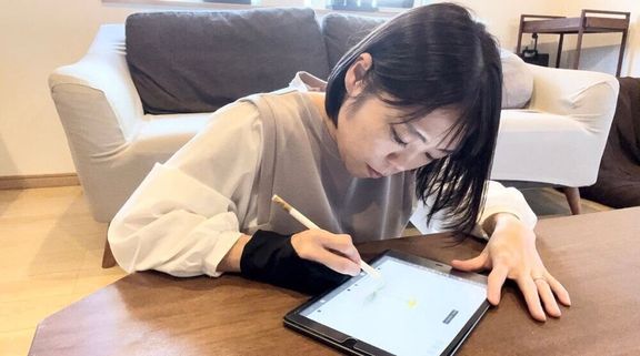 絵本制作中の庄司さん