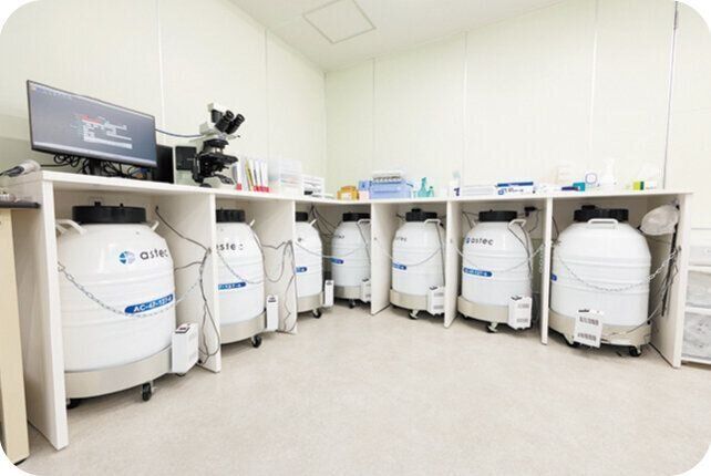 【培養室】培養室には白いタンクがずらり。中には液体窒素が入っていて、凍結胚を保管している