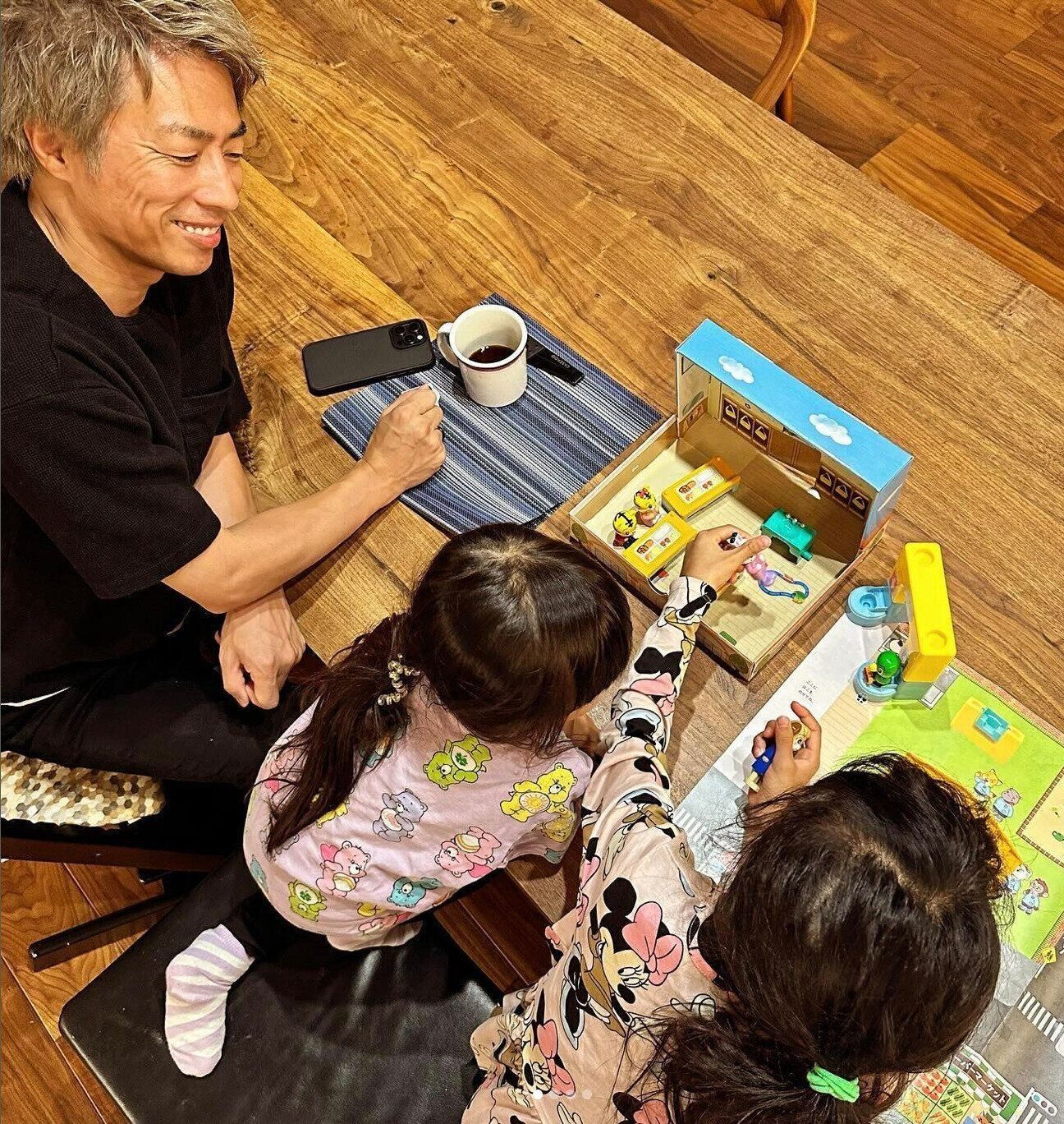 田村淳さんと娘さんたちの写真