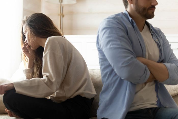 喧嘩の後、お互いを無視して強調した若い夫婦。