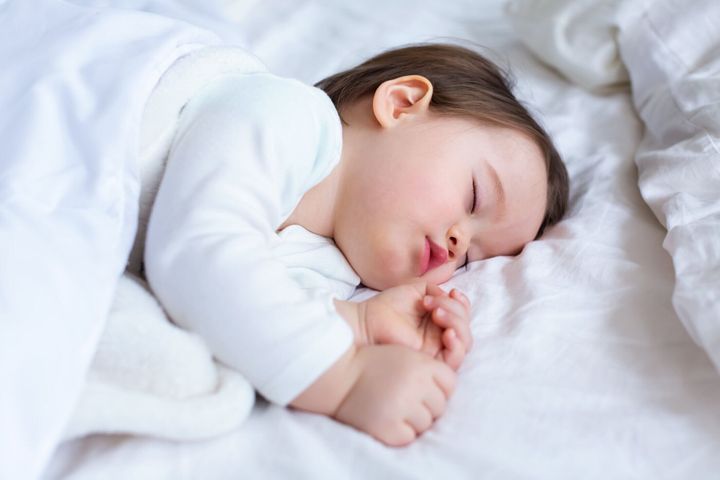眠い幼児少年睡眠