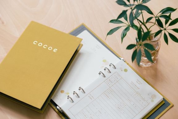 cocoeの第一弾商品として発売された育児ノート
