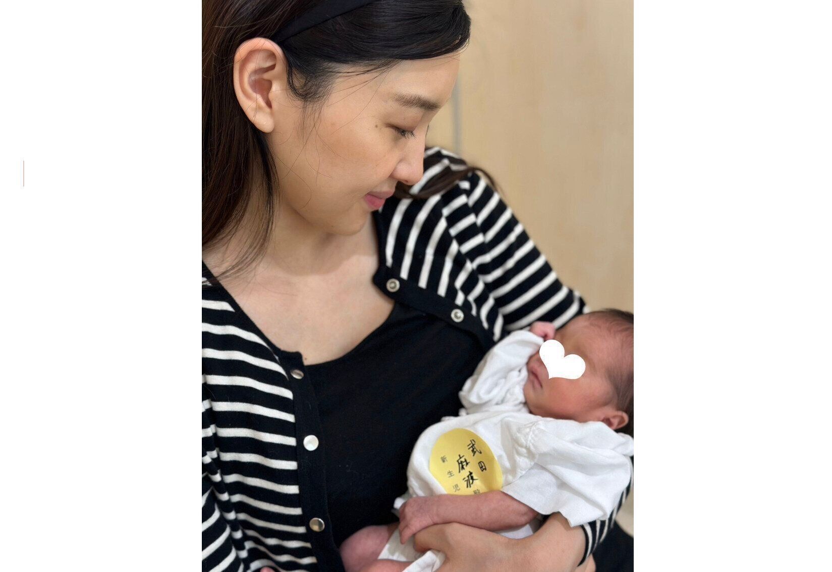 出産直後の静さん。すっかり、ママらしい表情に。