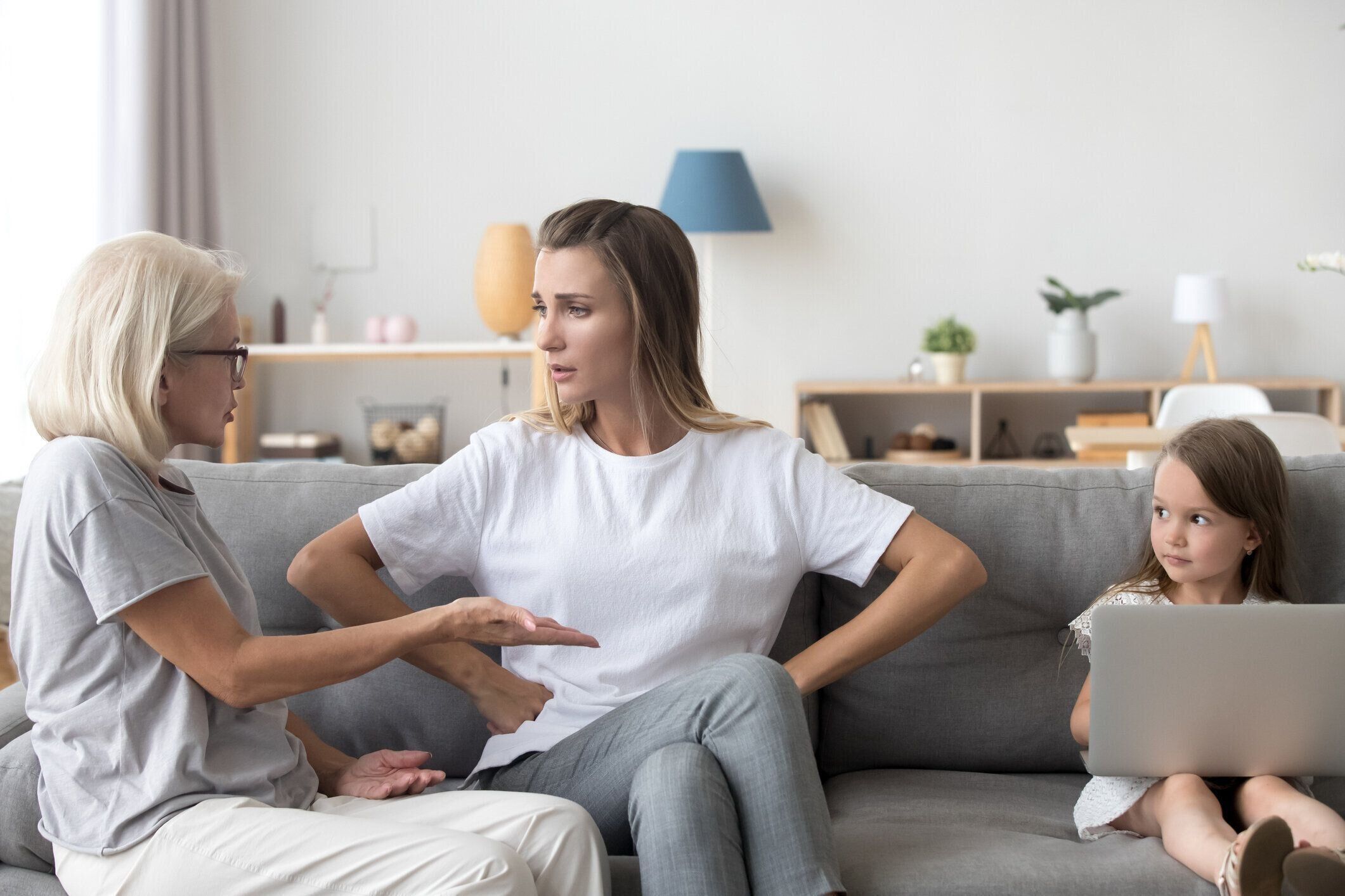 小さな女の子の証人母と祖母の自宅と主張