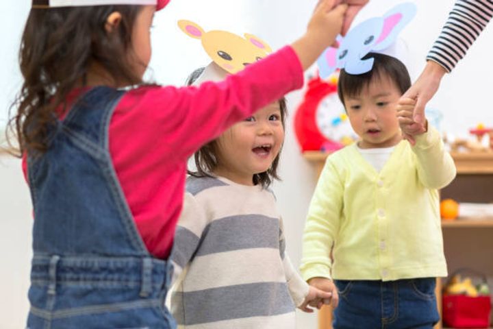 子供たちが遊ぶ