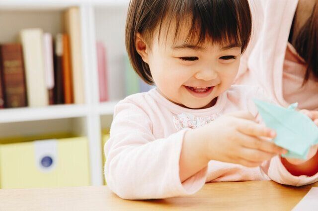何才ごろから楽しめる？ 親子で折り紙遊び
