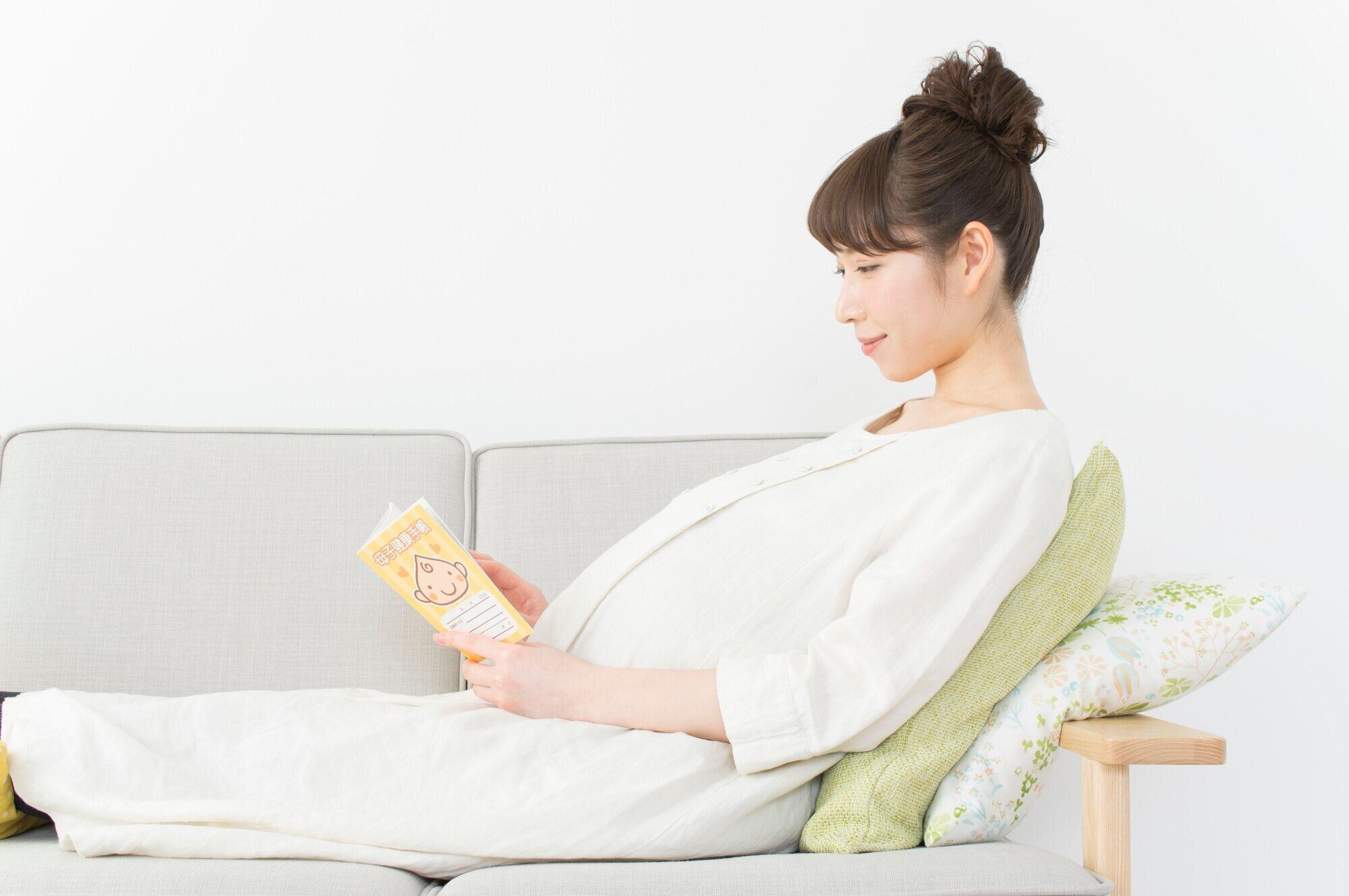 母子手帳を読む妊婦