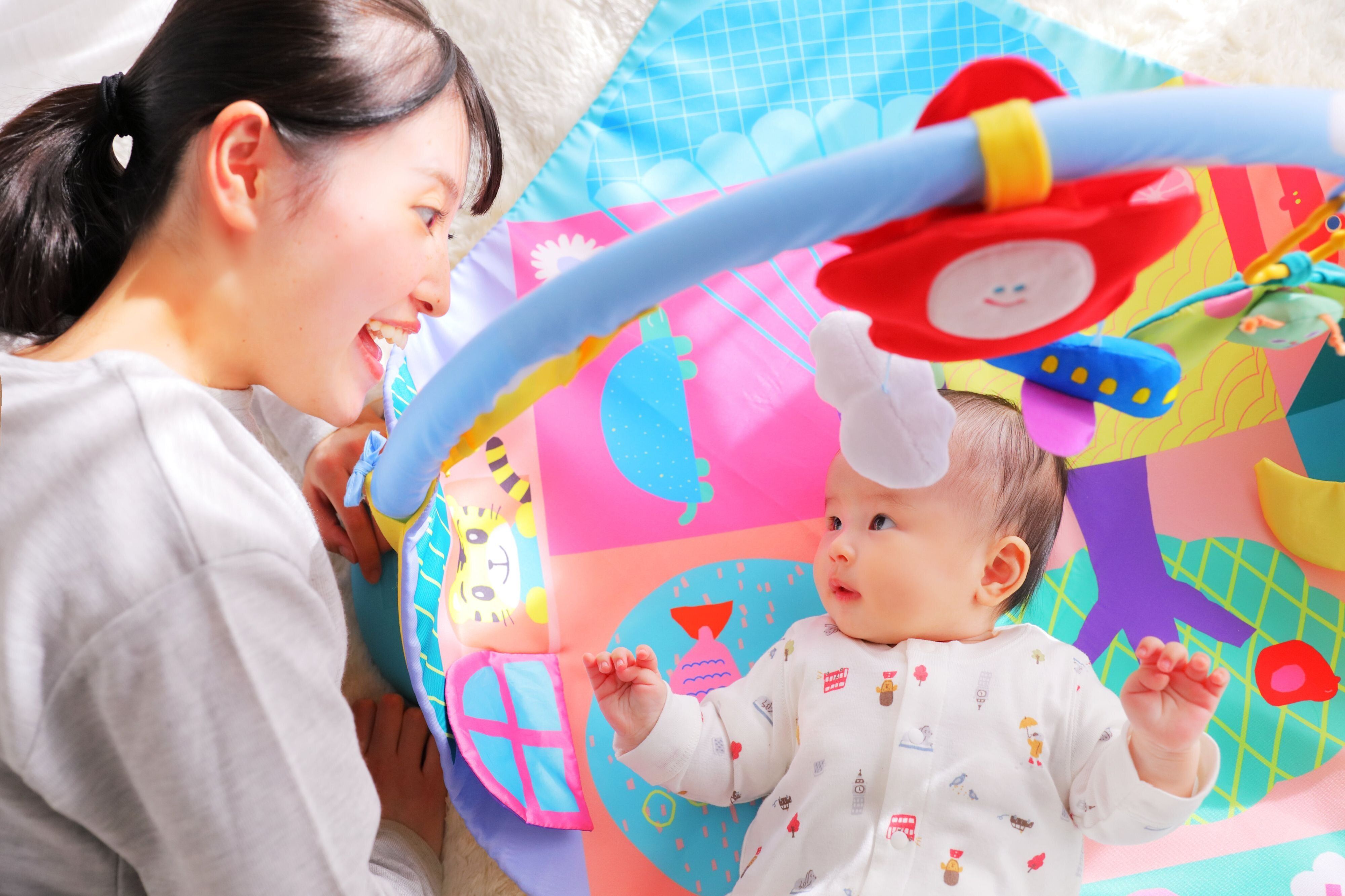 専門家監修】【月齢別遊び・１～２カ月ごろ】 「体にタッチ」や「見る」ことの刺激でワクワク遊ぼう