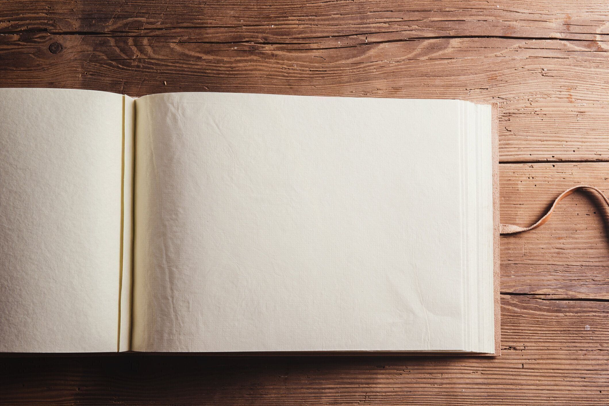 母と娘は家でフォト アルバムを通して見る