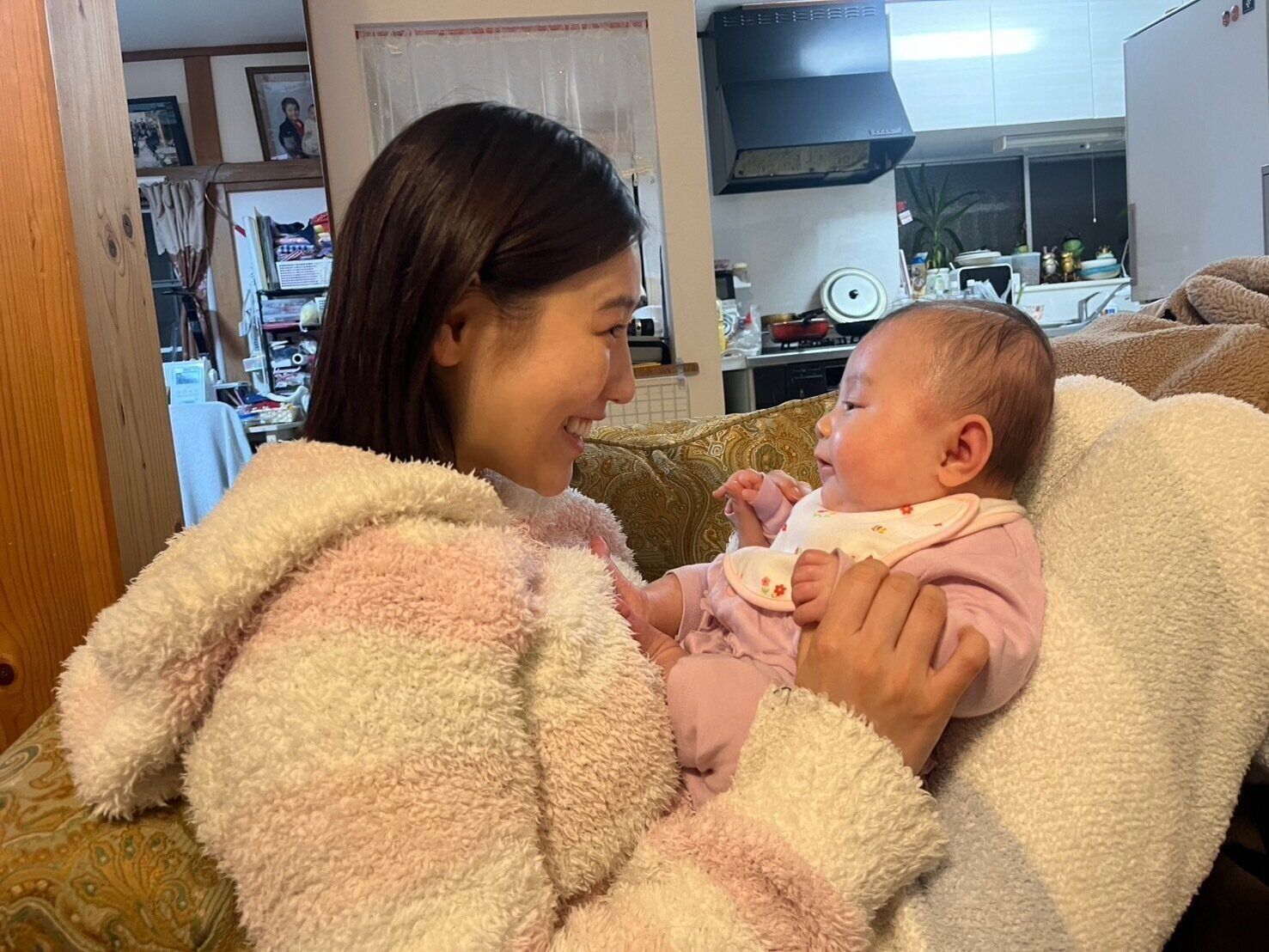 西野さんとにこりちゃんがくつろいでいる様子。