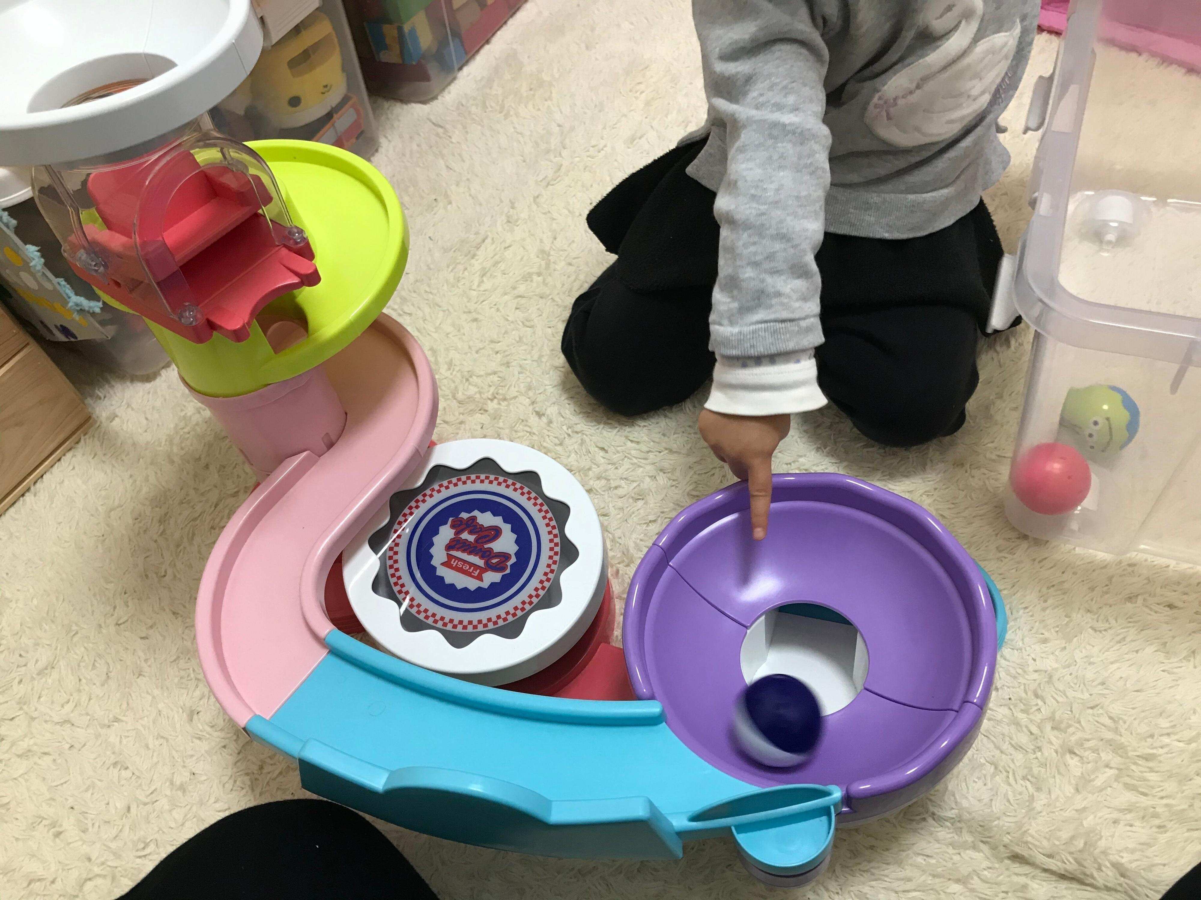 パズルやピタゴラスイッチで遊ぶ長女。