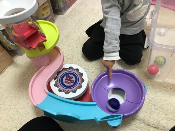 パズルやピタゴラスイッチで遊ぶ長女。