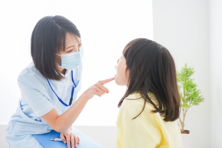 歯医者の治療を受けている小さな女の子