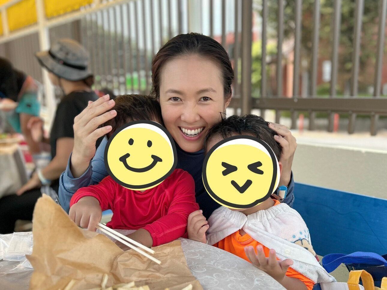 プールに出かけたときの、高畑さんと子どもたち。