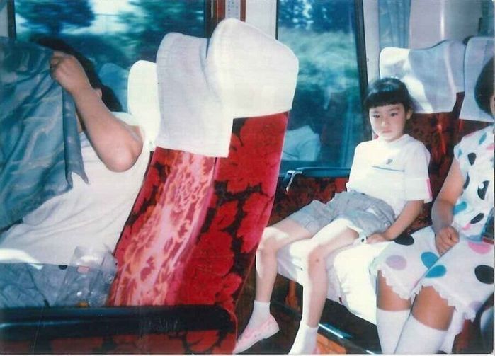 学習旅行の移動バスの中、小学生時代の鳥居さん。