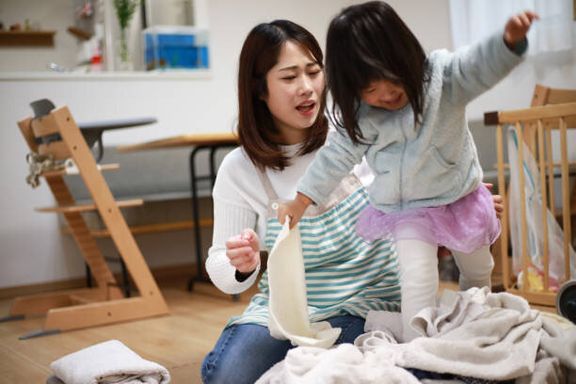 洗濯物の上で暴れる女の子