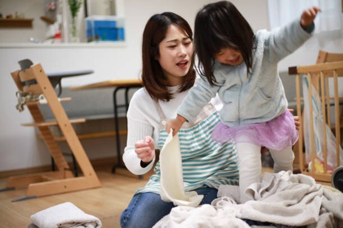 洗濯物の上で暴れる女の子