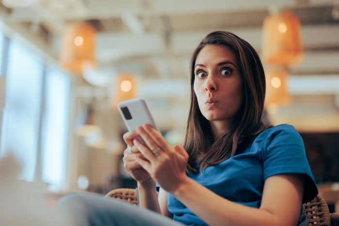 奇妙なテキストメッセージを受け取る待合室の面白い女性