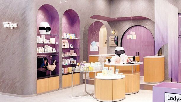 フェムテックアイテムが揃う専門店のほか、美容皮膚科、歯科など定期的に通いたいクリニックも並ぶ。