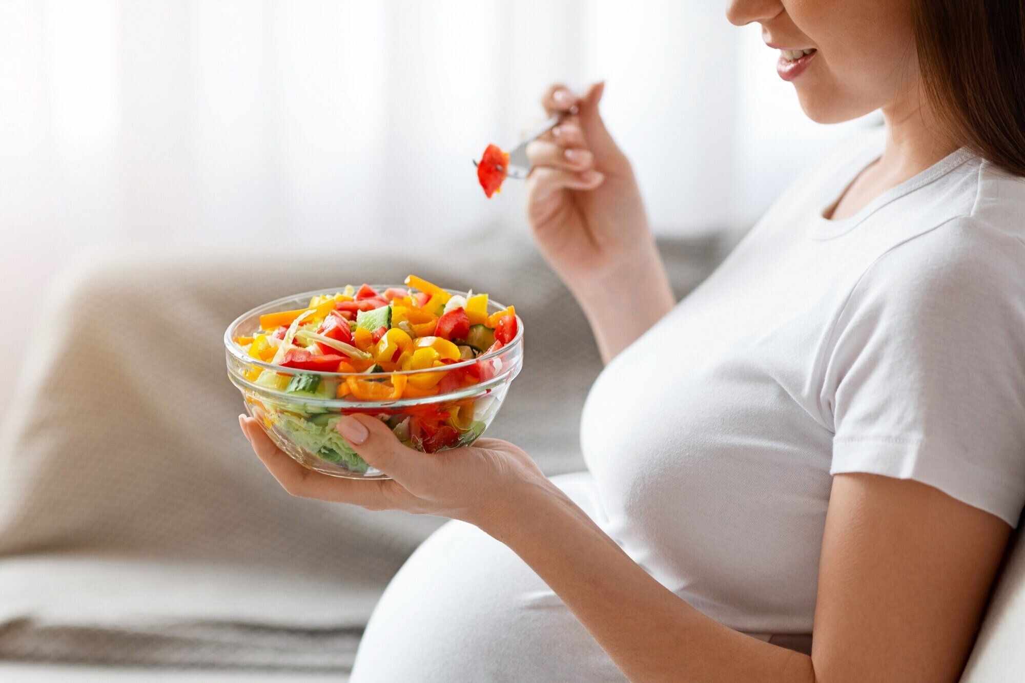 妊娠中にフルーツを食べる様子