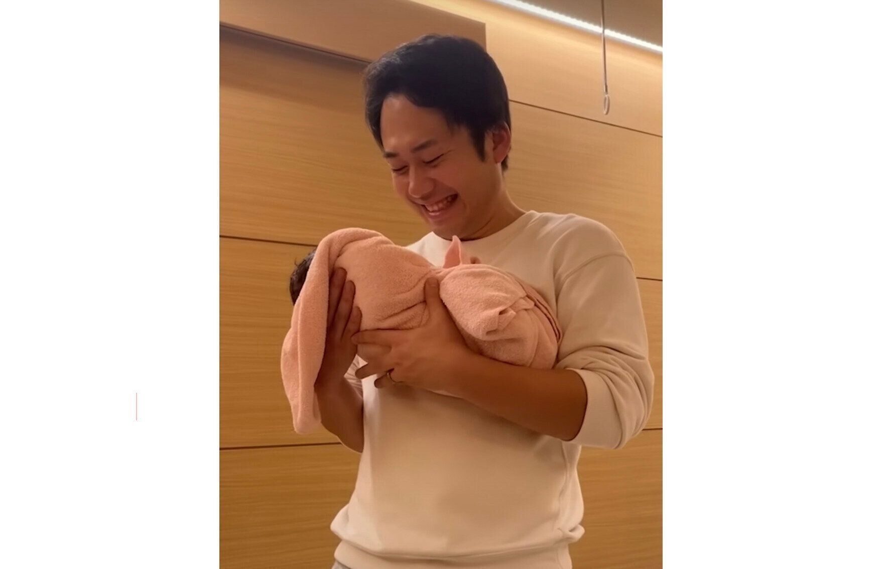 息子さんの誕生直後のシルクロードさん。優しいパパの表情に。