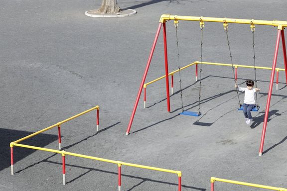 スイング上の日本人の女の子 (5歳)