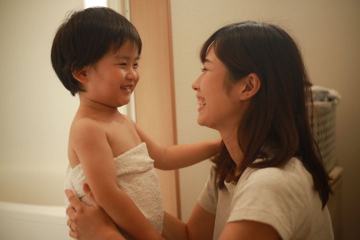 体を拭く親子