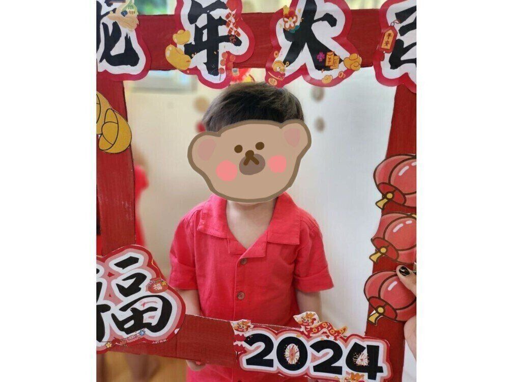 2歳の子どもが保育園でチャイニーズ・ニューイヤーをお祝いした様子。