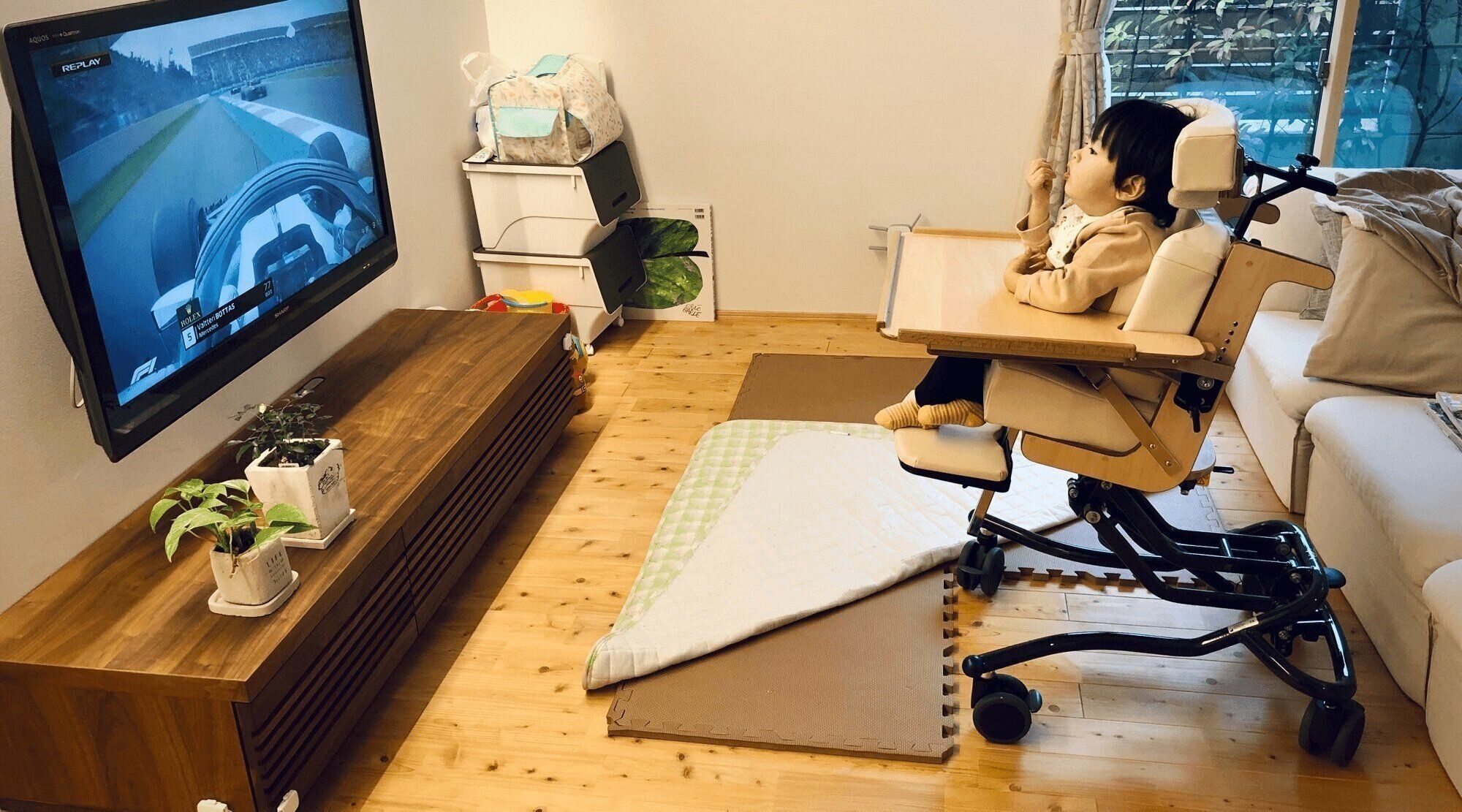 遠い世界に来てしまった」長男が生後8カ月で脳性まひと診断され