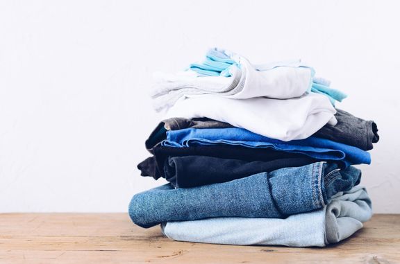 テーブルの上の服の積み重ね