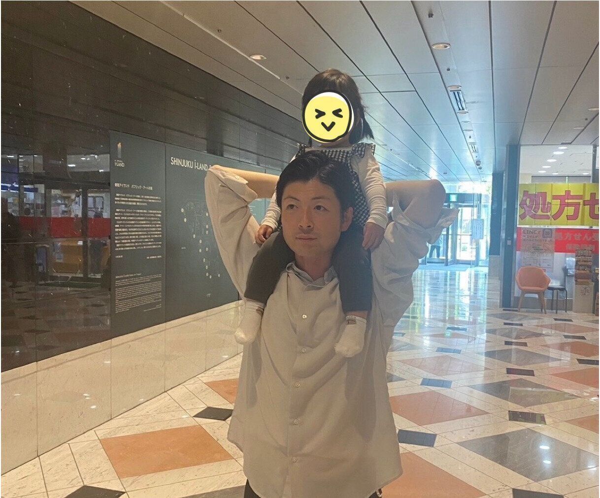 娘さんを肩車する談洲さん。