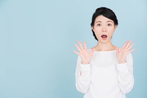 驚いている若い女性
