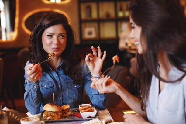 レストランでランチで二人の若い女性