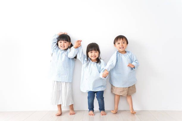幼稚園の子が遊んで
