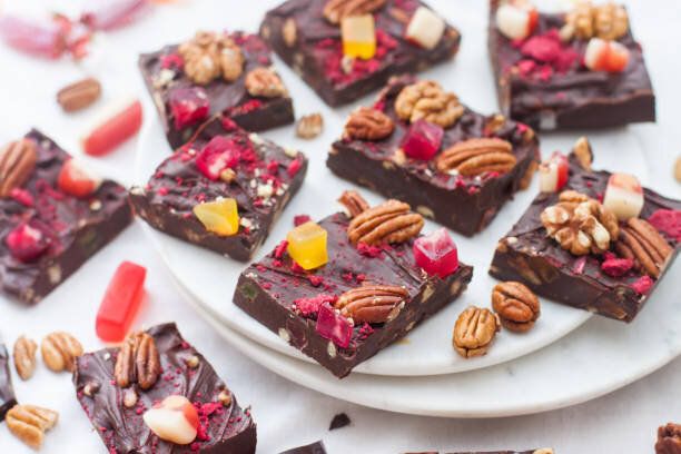 ピーカンナッツ、ドライベリー、歯ごたえのあるお菓子のチョコレートファッジピース。