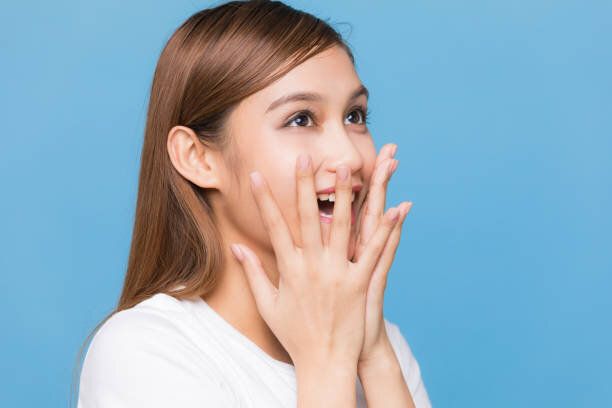 幸せな式の若いラティーナの女の子。