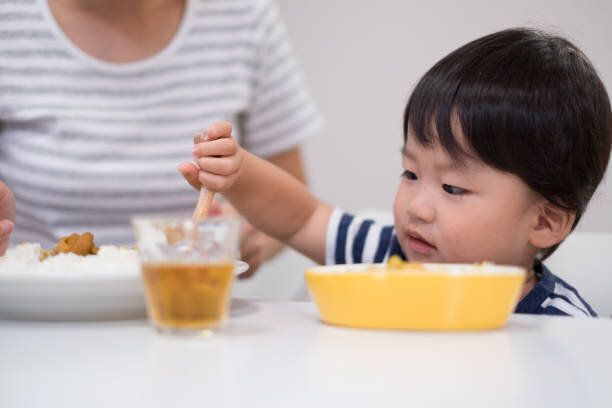 母と子のカレーライスを食べる