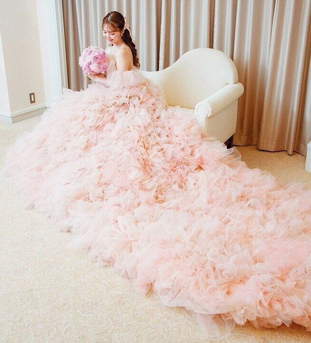 ニコルさんのこだわりが詰まったオーダーメイドのウエディングドレスで、幸せいっぱいの結婚式。このときはまだ、自身が不妊治療をすることになるとは思ってもみなくて…。