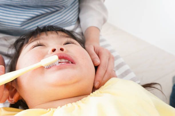 幼稚園で歯を磨く子供たち