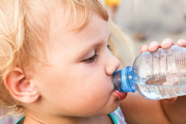 白人の子はペットボトルから水を飲む
